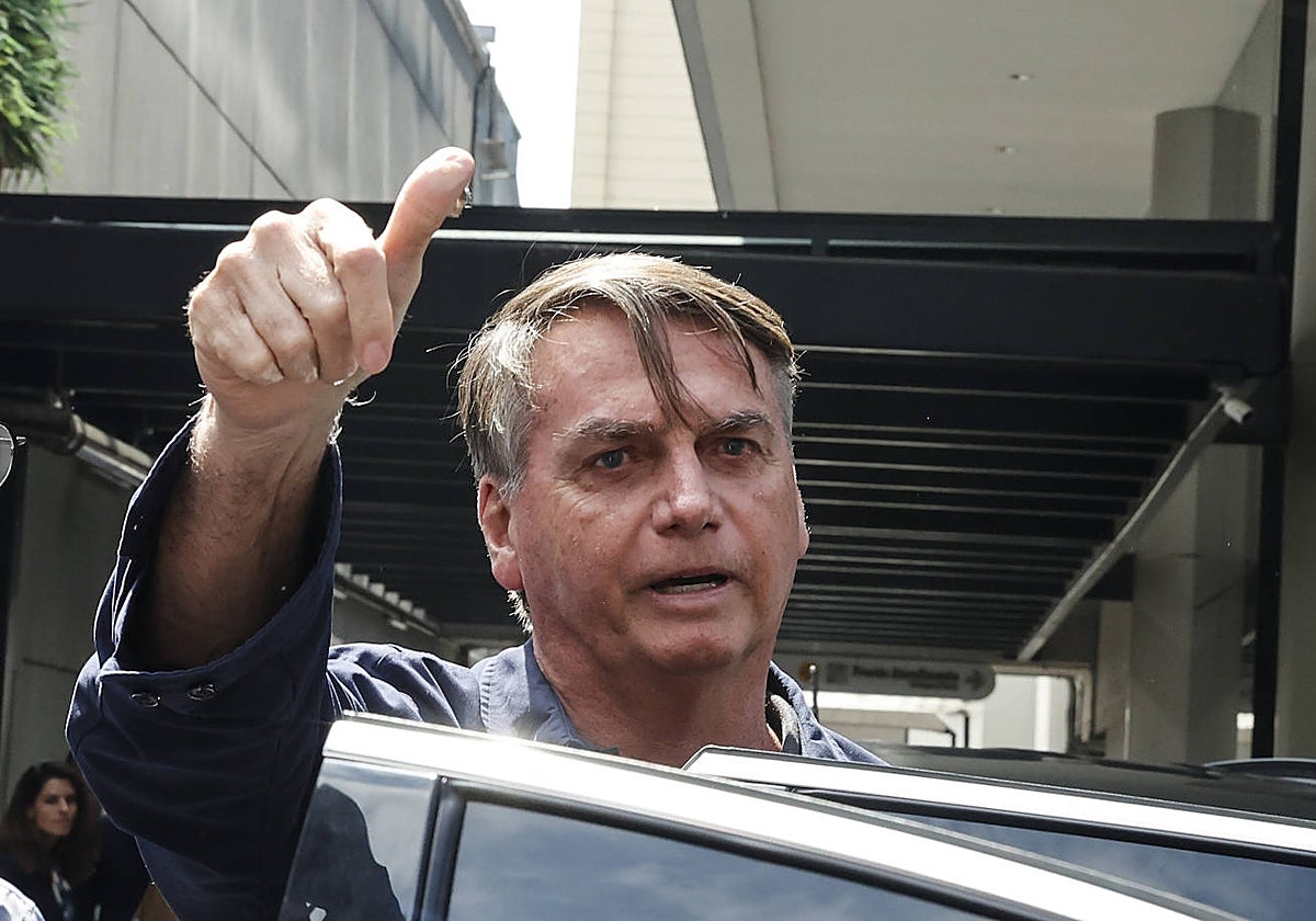 El expresidente de Brasil Jair Bolsonaro saluda a sus simpatizantes en Sao Paulo