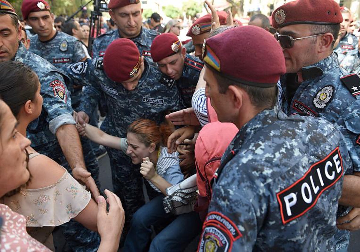 Agentes de policía detienen a un manifestante durante una manifestación antigubernamental en el centro de Ereván el 22 de septiembre de 2023