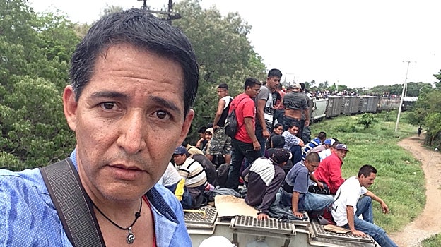 El periodista mexicano Pedro Ultreras en una de sus viajes sobre 'la bestia'