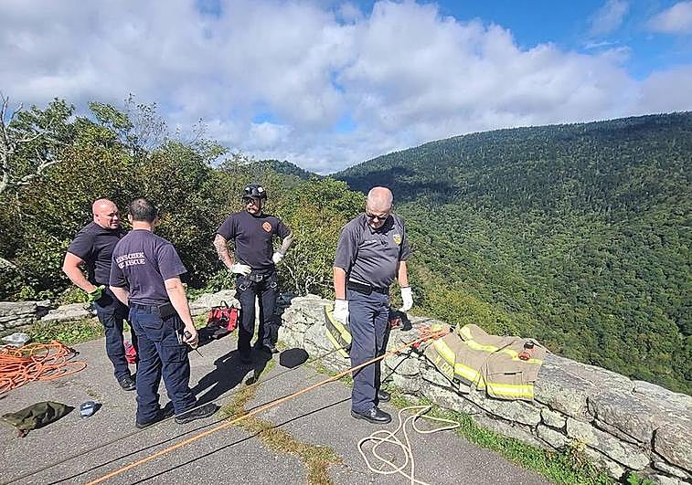 Los bomberos de Reems Creek en el lugar del accidente