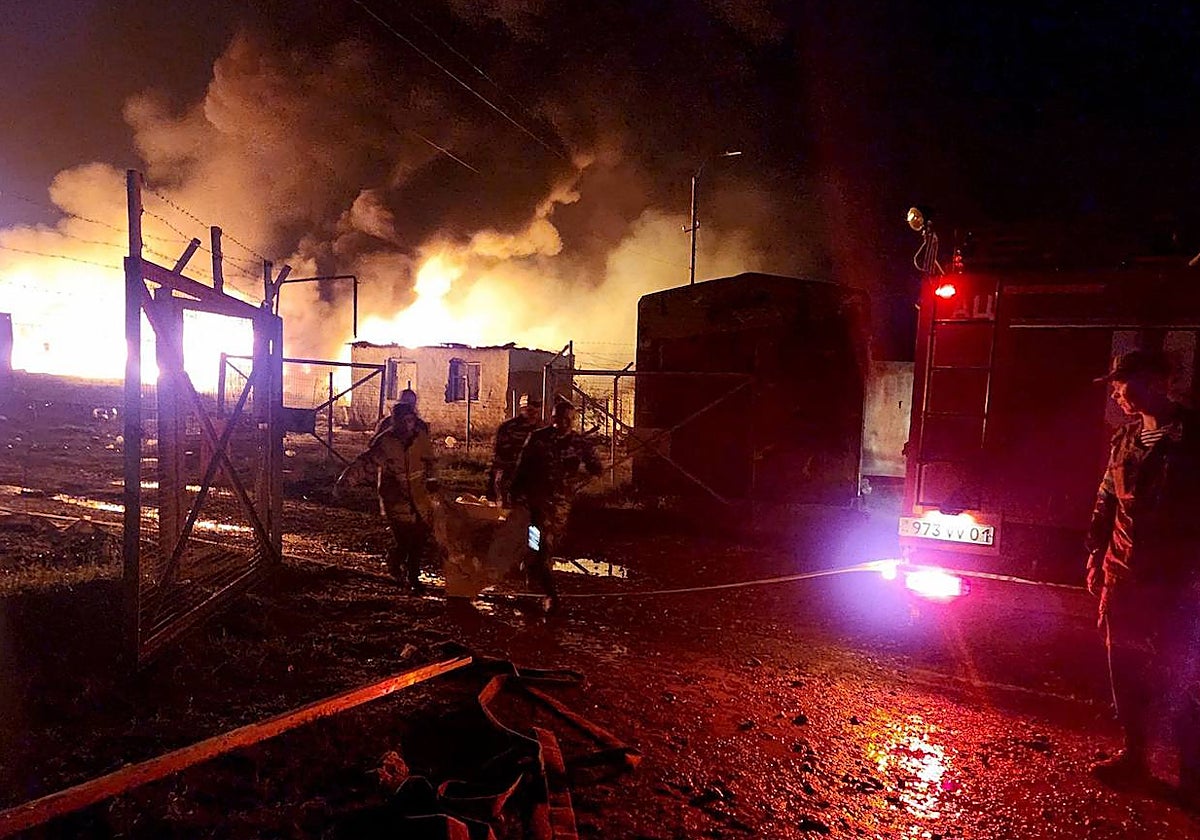 Fuego tras la explosión en el depósito de combustible de Nagorno Karabaj