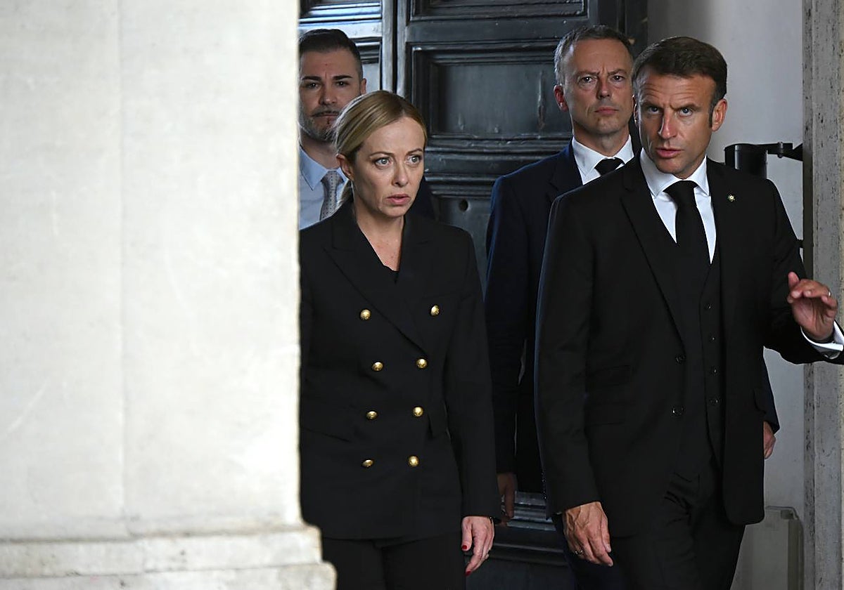 El Presidente de Francia, Emmanuel Macron (R), llega con la Primera Ministra de Italia, Giorgia Meloni, antes de una reunión en el Palazzo Chigi de Roma, Italia