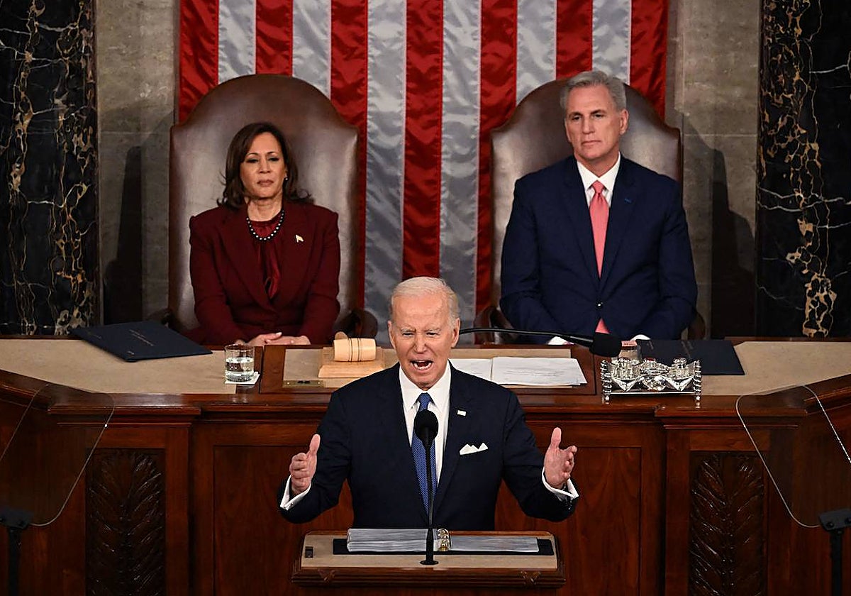 El líder republicano McCarthy, junto a la vicepresidenta Harris, ante el presidente Biden en un discurso al Capitolio en pleno