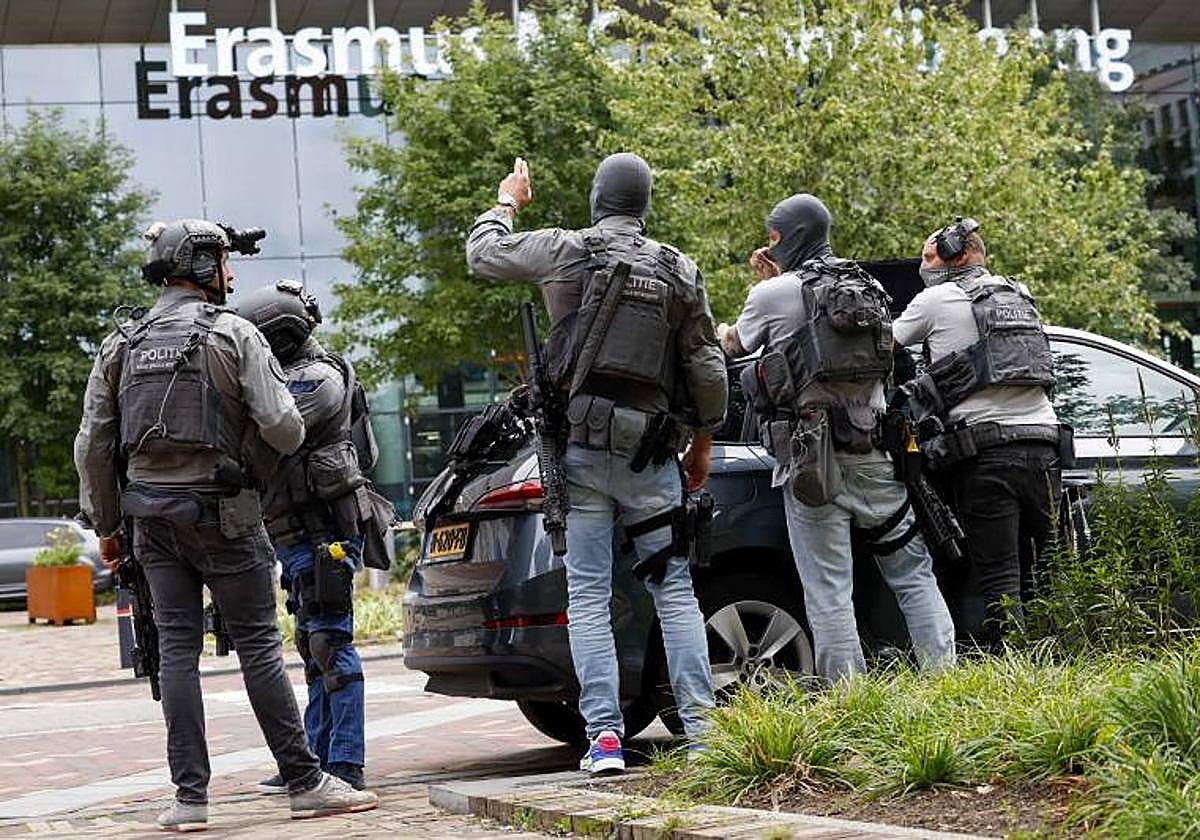 Policías en las inmediaciones del lugar donde se ha producido el tiroteo