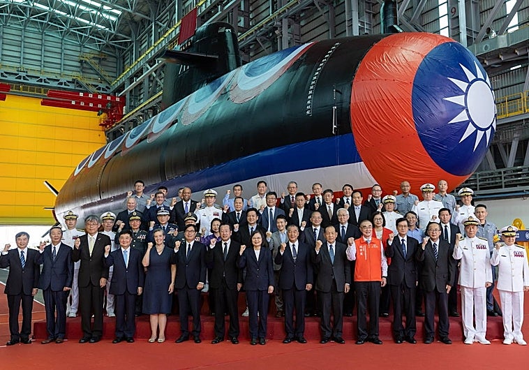 La presidenta de Taiwán, Tsai Ing Wen junto a su grupo presentando el submarino 'Narwhal'
