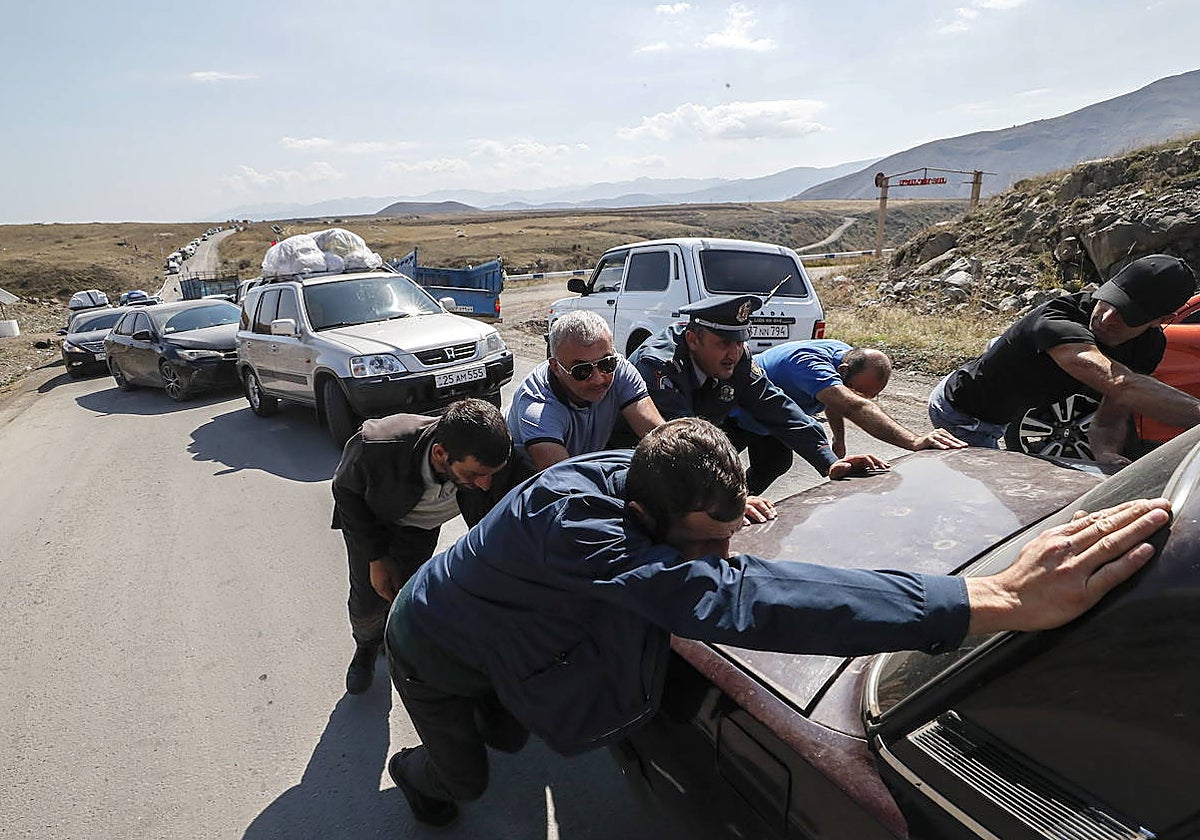 Atasco en una carretera próxima a Kornidzor, de desplazados desde Nagorno Karabaj hacia Armenia