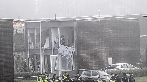 La policía se reúne cerca de un edificio dañado en el lugar de una explosión ocurrida en una zona residencial de Fullero, al norte de Uppsala