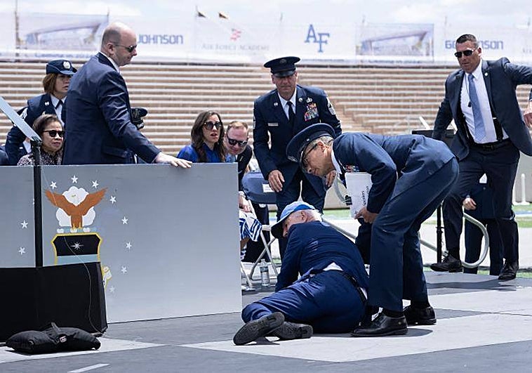 El presidente Biden es ayudado tras una caida en la Air Force Academy de Colorado, en junio pasado