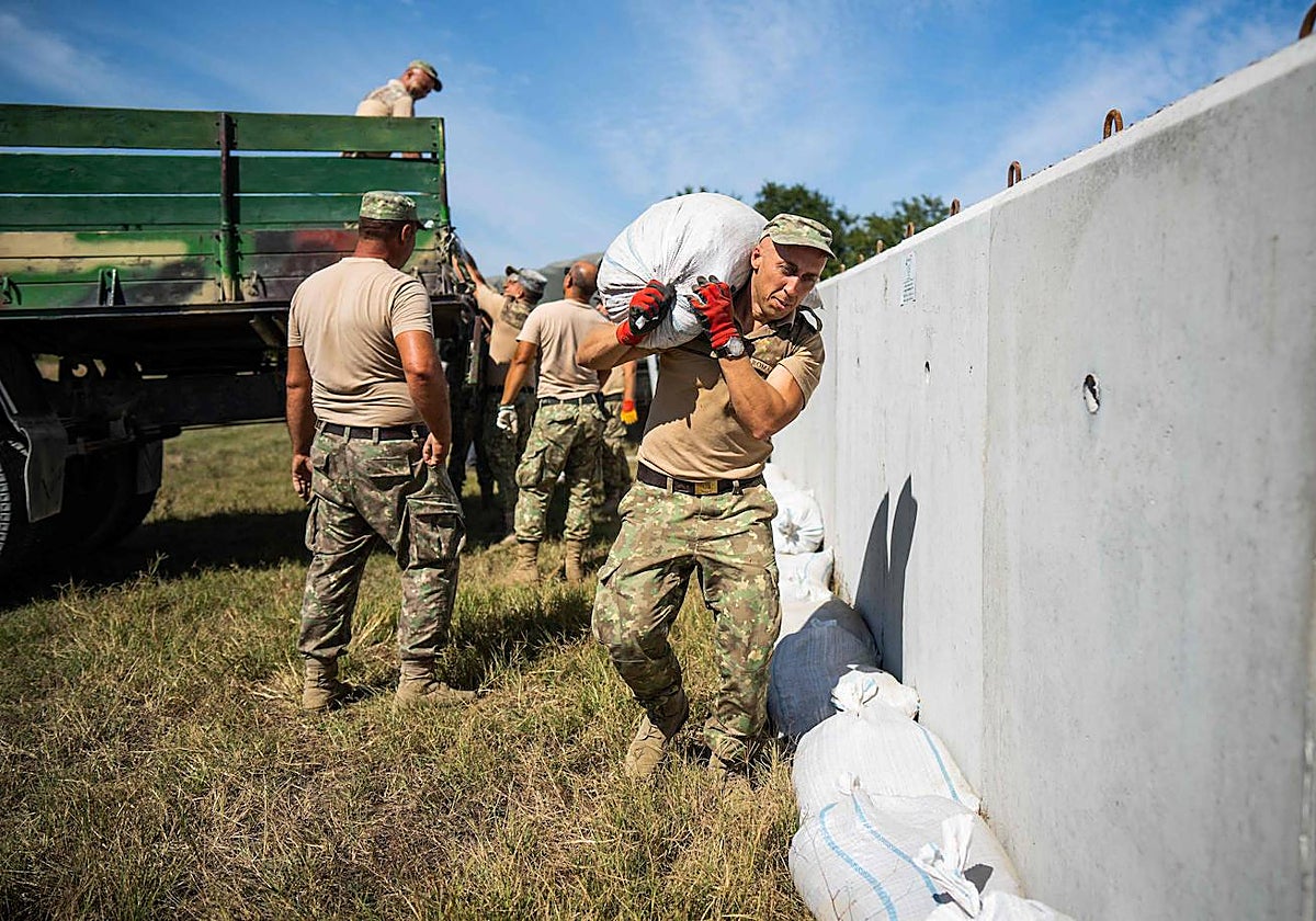 Soldados del ejército rumano construyen un refugio antiaéreo en la aldea de Plauru, en el delta del Danubio, a 300 kilómetros al este de Bucarest, Rumania