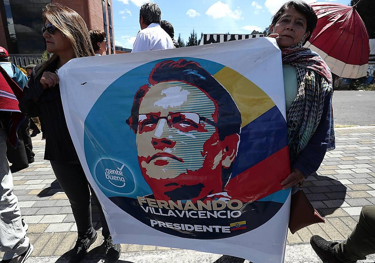 Simpatizantes durante el último adiós a Fernando Villavicencio