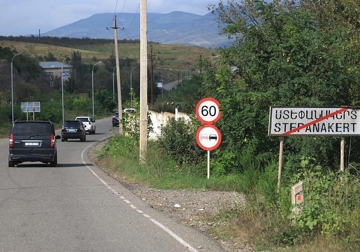 Salida de la ciudad de Stepanakert en la región de Nagorno-Karabaj controlada por Azerbaiyán