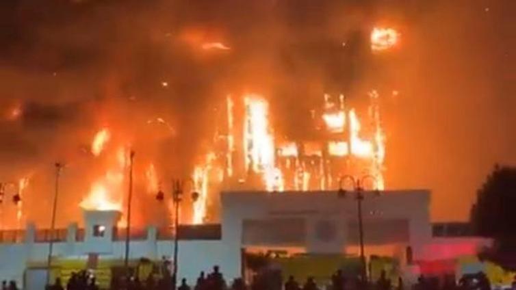 Un gran incendio calcina un edificio policial en la ciudad egipcia de Ismailía