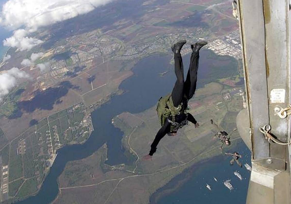 Entrenamiento de paracaídas en caída libre para Navy SEALS
