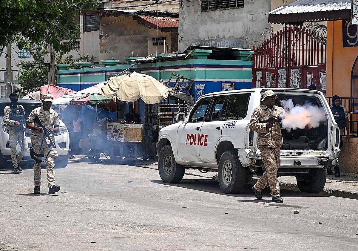 Policías haitianos reprimen protestas el pasado agosto