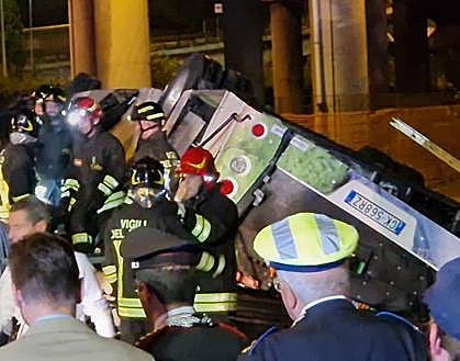 Imagen secundaria 1 - Al menos 21 muertos y decenas de heridos en un accidente de un autobús en Venecia