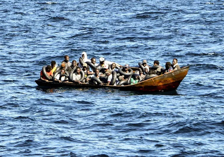 Un grupo de inmigrantes de origen africano que intenta huir a Europa navega a bordo de una pequeña embarcación