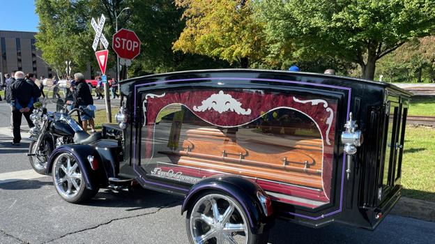 La momia Stoneman Willie siendo transportada en un coche fúnebre por las calles de Reading (Pensilvania)