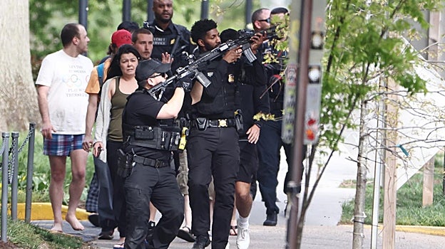 Un grupo de ciudadanos es escoltado por fuerzas del orden en Washington tras un tiroteo
