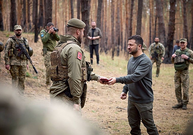 El presidente de Ucrania , Zelenskiy, visita una línea del frente en el este de Ucrania.