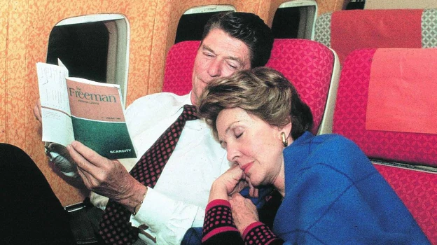 Ronald Reagan ya había estado casado cuando conoció a Nancy (en la imagen, en su avión privado) y llegó a la Casa Blanca