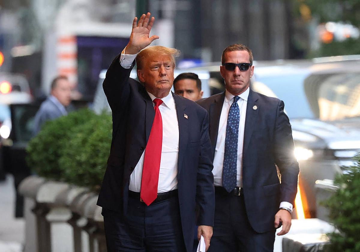 El expresidente estadounidense Donald Trump saluda afuera mientras continúa el juicio por fraude civil