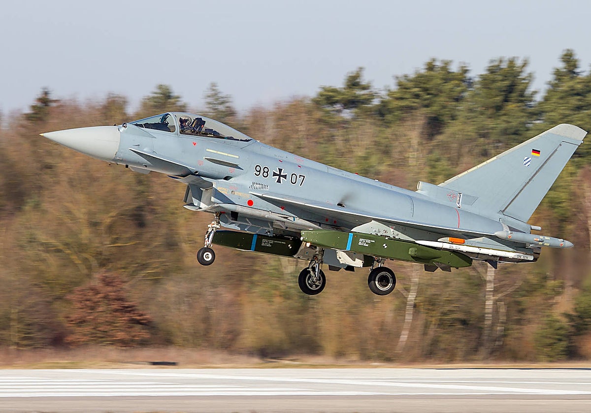 Caza Eurofighter del ejército alemán armado con un misil Taurus