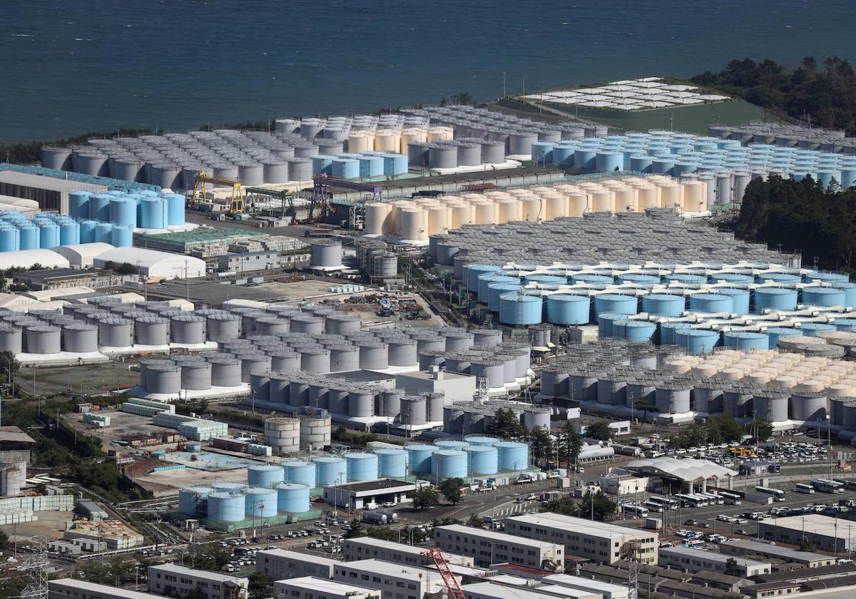 Tanques que contienen agua radiactiva en la planta de energía nuclear Fukushima