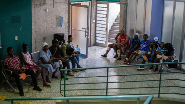 Pacientes esperando a ser atendidos en un centro de emergencia de Médicos Sin Fronteras en Turgeau, Haití