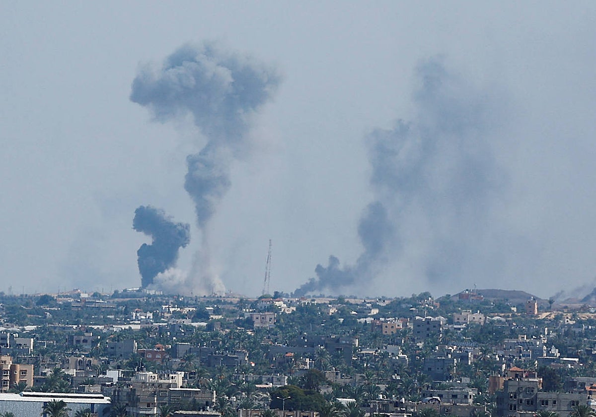Columnas de humo en Gaza tras los ataques aéreos isralíes contra el territorio