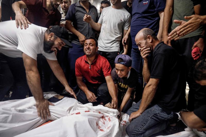 Familiares y parientes lloran por los cuerpos de militantes palestinos asesinados