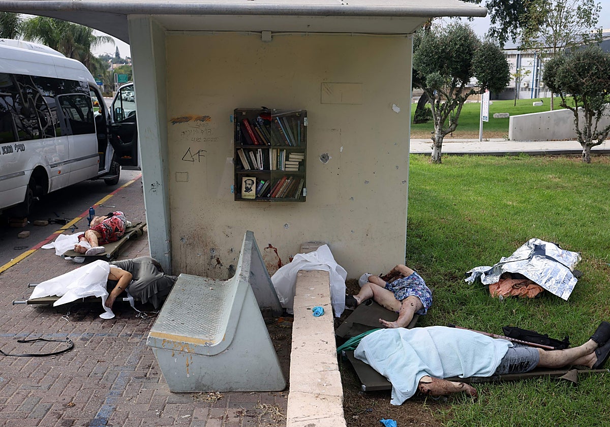 Cuerpos de Civiles muertos yacen cubiertos en la ciudad meridional de Sderot