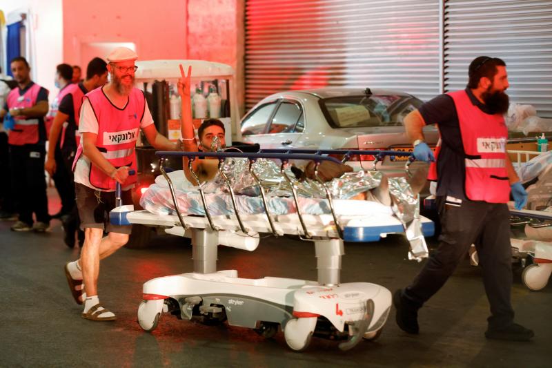 Un soldado herido recibe atención médica en el Centro Médico Barzilai, en Ashkelon, Israel