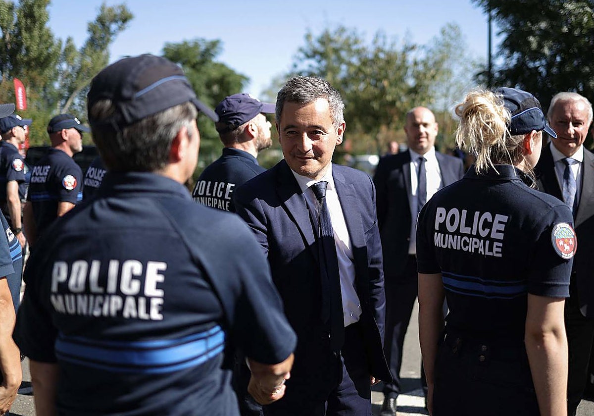 El ministro francés del Interior, Gérald Darminin, saluda a los policías de Toulouse