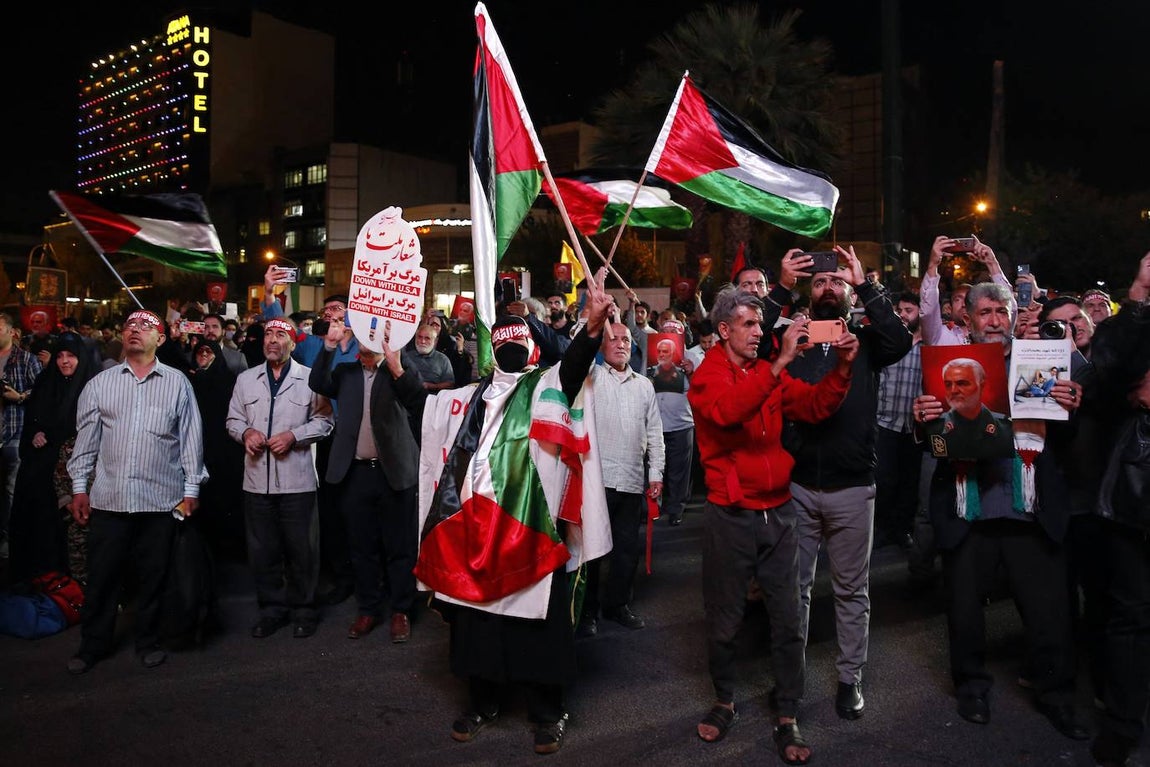 Concentración de iraníes en las calles de Teherán para celebrar los atentados de Hamás contra Israel.