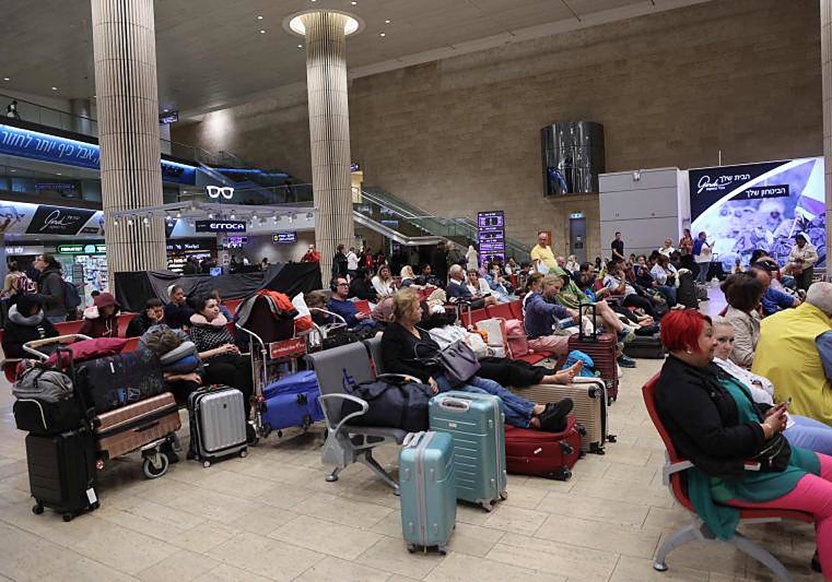 El aeropuerto Ben-Gurión se encuentra colapsado por las personas que tratan de encontrar un vuelo de salida