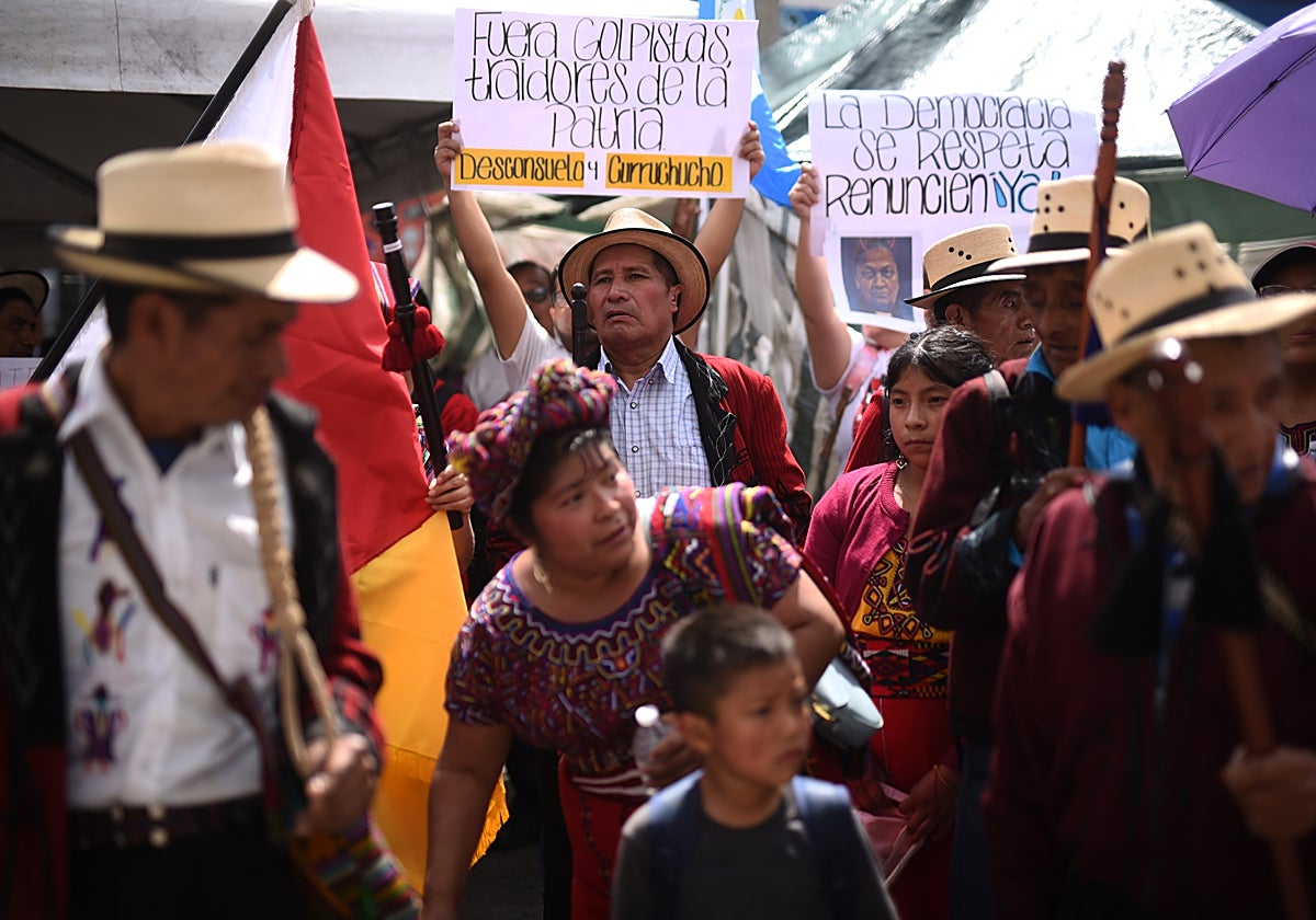 Autoridades indígenas ancestrales y campesinos continúan protestando frente a la sede del Ministerio Público exigiendo la renuncia de la Fiscal General