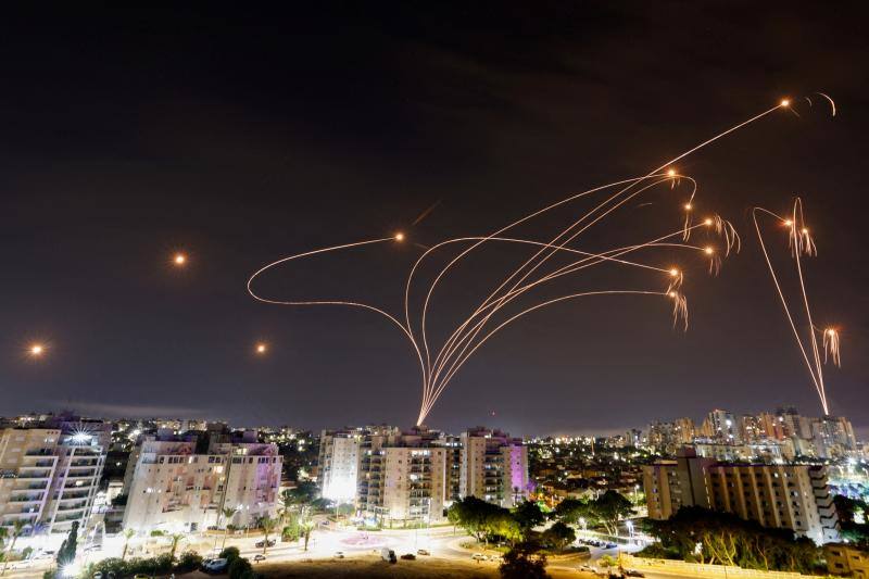 El sistema antimisiles Cúpula de Hierro de Israel intercepta cohetes lanzados desde la Franja de Gaza. Imagen tomada desde la ciudad de Ashkelon, al sur de Israel