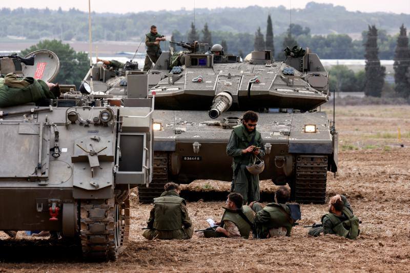 Soldados israelíes en los tanques en la Franja de Gaza