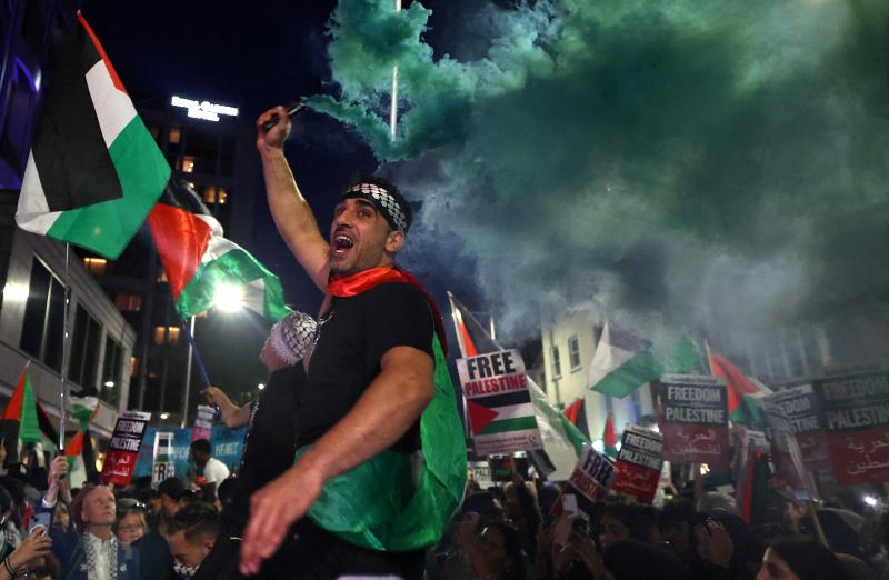 Manifestantes pro palestinos protestan durante el conflicto en curso entre Israel y el grupo islamista palestino Hamás, cerca de la embajada de Israel en Londres