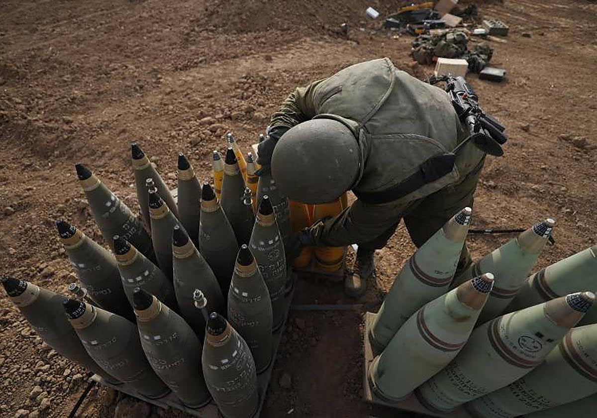 Un soldado de artillería israelí comprueba proyectiles en una zona en la frontera con Gaza, al sur de Israel