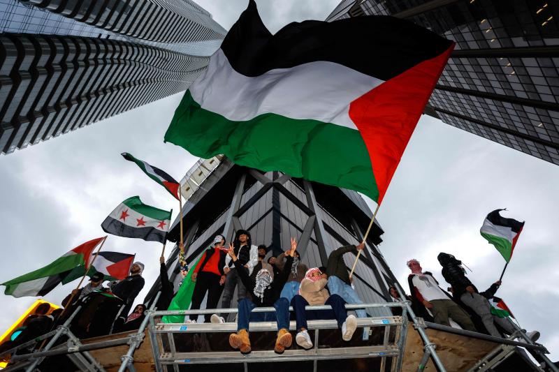 Manifestantes en apoyo de los palestinos ondean banderas palestinas durante una protesta en Toronto, Ontario, Canadá