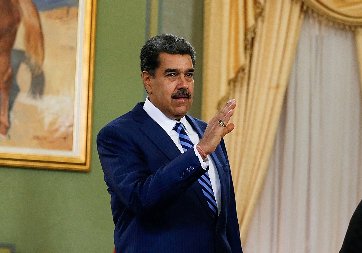 El presidente de Venezuela, Nicolás Maduro, gesticula durante una reunión con el embajador de Chile en Venezuela, Jaime Gazmuri