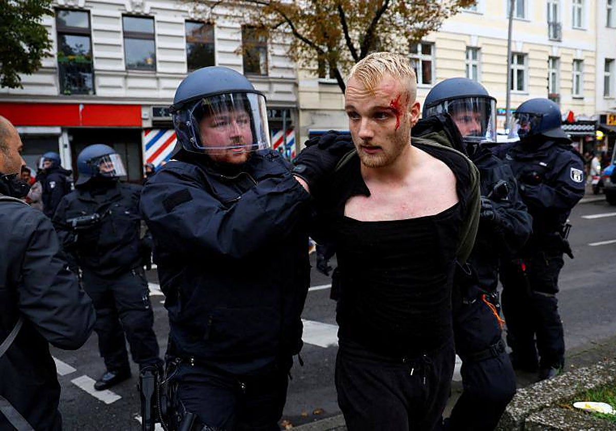 Un hombre es detenido en una manifestación pro-palestina en Berlín, el viernes
