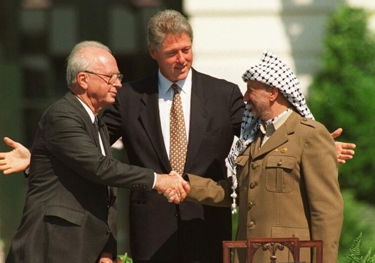 Los líderes israelí, Isaac Rabin, estadounidense, Bill Clinton, y palestino, Yasser Arafat, durante los Acuerdos de Oslo, en 1993