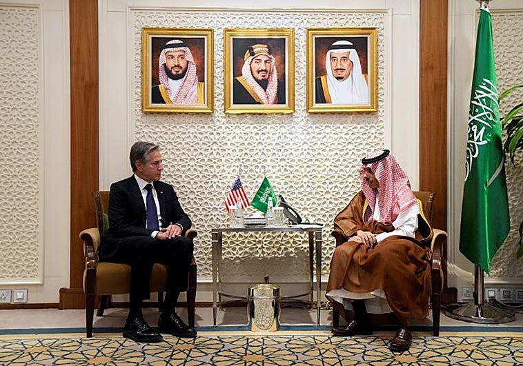 El secretario de Estado de EE.UU., Antony Blinken, con el príncipe saudí Faisal al Saud, en Riad