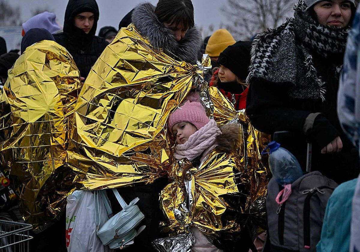 Refugiados ucranianos al inicio de la invasión rusa, cerca de la fronetra con Polonia