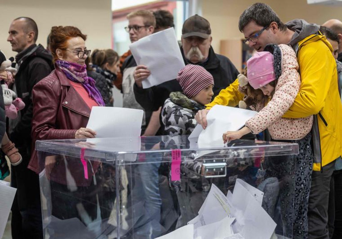 Un hombre y su hijo emitieron su voto en un colegio electoral de Varsovia durante las elecciones parlamentarias del 15 de octubre