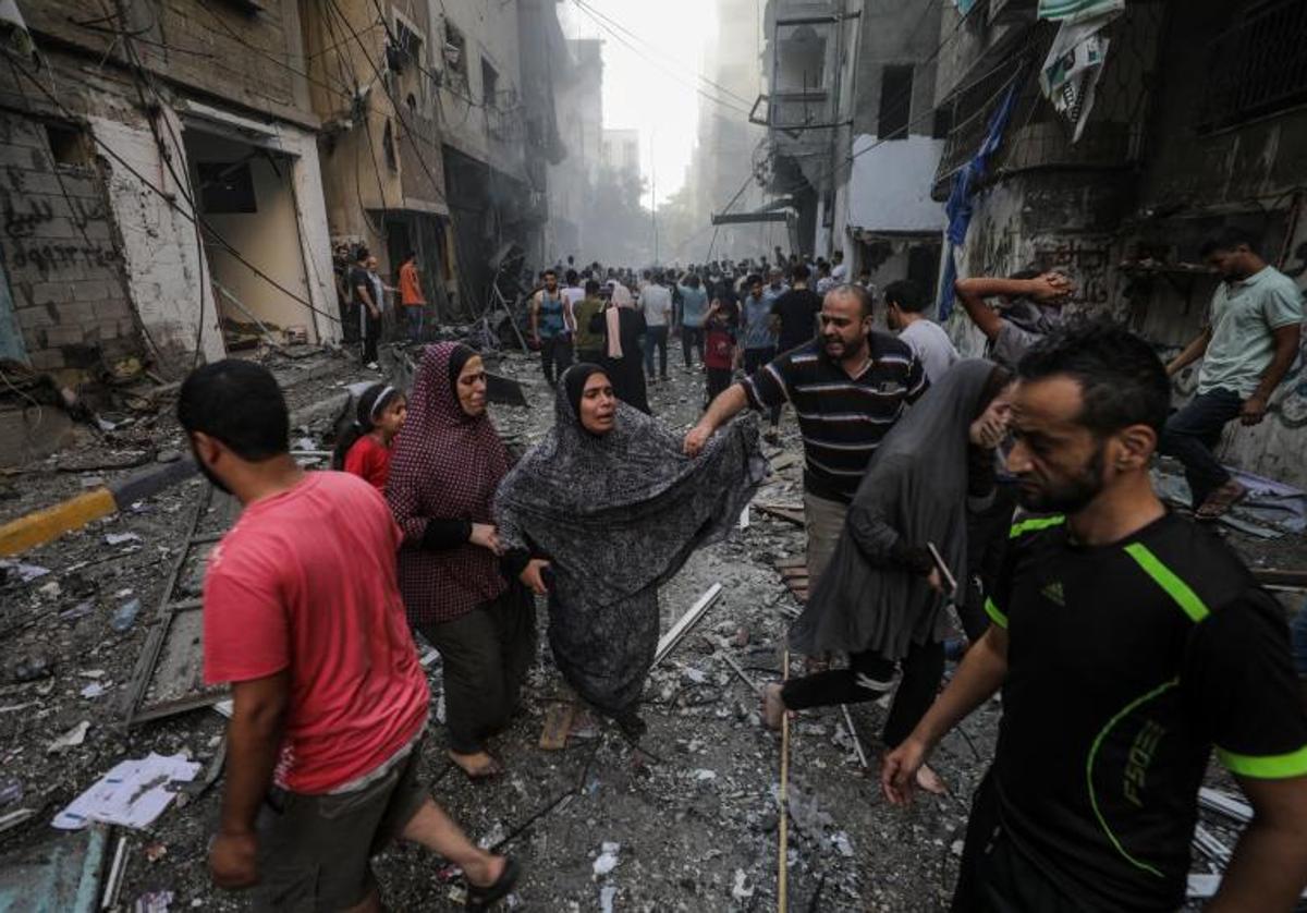 Imágenes tras el ataque con cohetes israelíes en el campo de refugiados de Al-Shati, en el oeste de la ciudad de Gaza