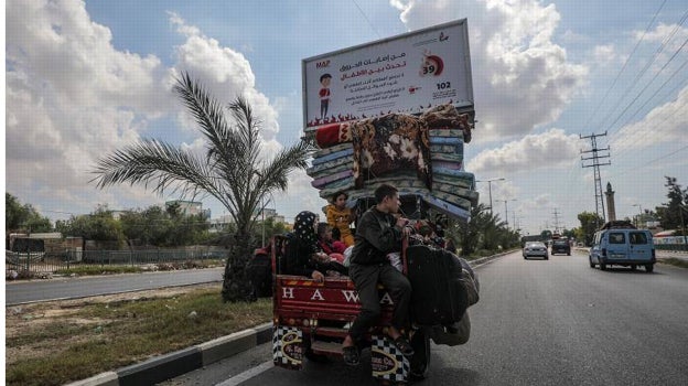 Los habitantes de Gaza intentan huir como pueden de la zona