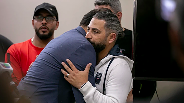 Oday Al-Fayoume, el padre del niño asesinado este sábado recibe las condolencias de un allegado